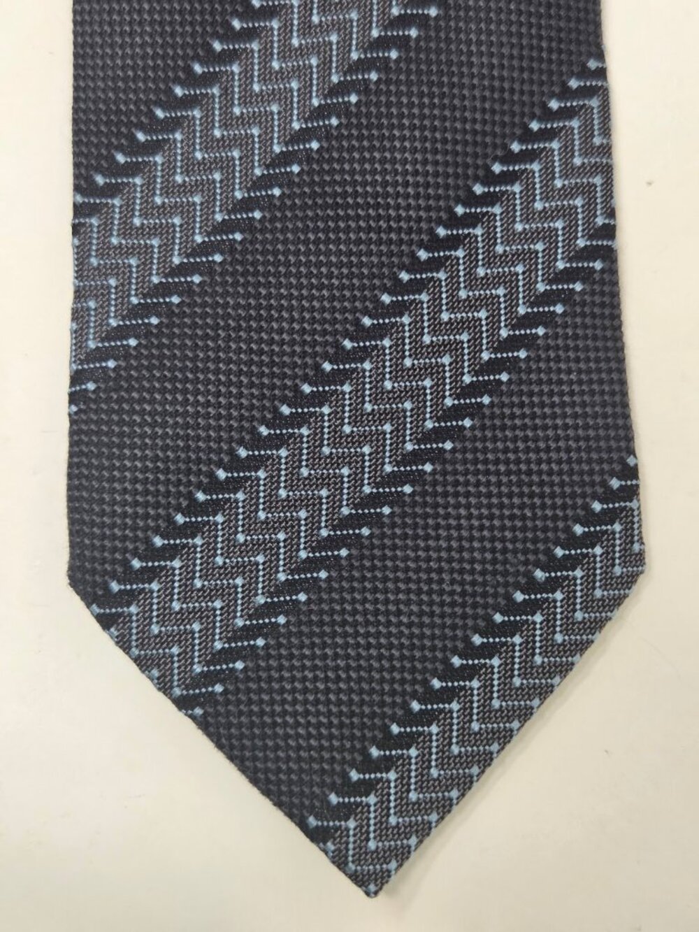 100% Silk Giorgio Armani Collezioni Silk Necktie Blue Gray Chevron 60 Inch Italy